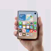 iPhone Duo выйдет с iOS 27.1 и намекнет на дату релиза обновления 3 Портретное изображение человека держит iPhone Duo в руке