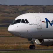 Самолет МС-21 на взлётной полосе с передним планом