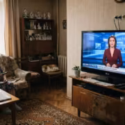 Исследователи заставили телевизор LG на webOS записывать звук при выключенном экране 1 старушка на диване смотрит телефон LG телевизор