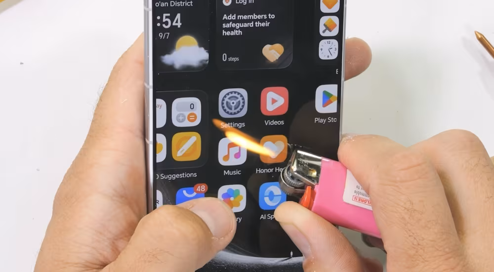JerryRigEverything испытал смартфон Honor Robot Phone с помощью песка и разобрал его 17 Использование зажигалки для нагрева экрана Honor Robot Phone