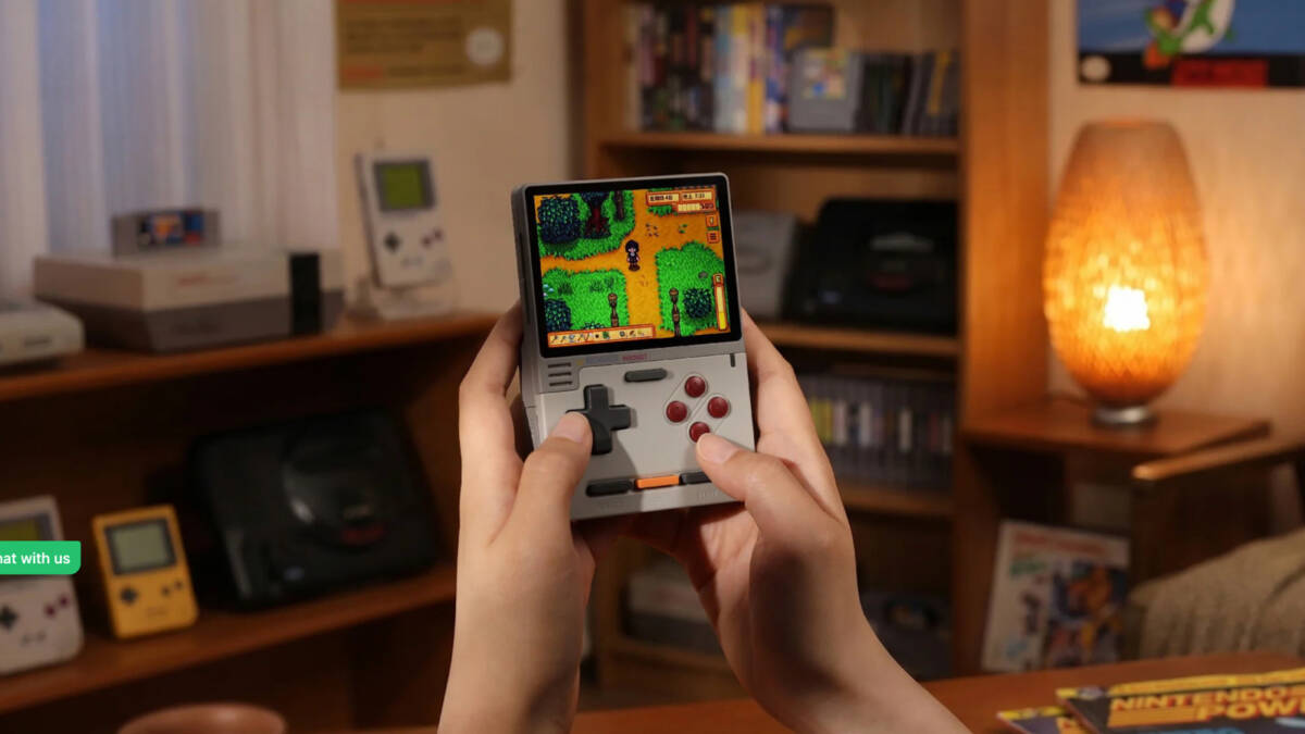 Карманная консоль Konkr Pocket Block в стиле Game Boy в руке человека