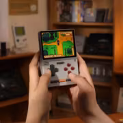 Карманная консоль Konkr Pocket Block в стиле Game Boy в руке человека