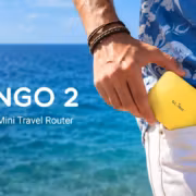 Карманный маршрутизатор GL.iNet Mango 2 в руке человека водолаза