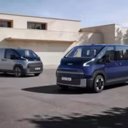 Киа PV7 электрический фургон и минивэн в парковке