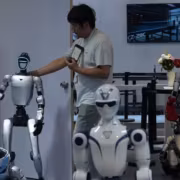 Гуманоидные роботы на выставке китайского IPO robots