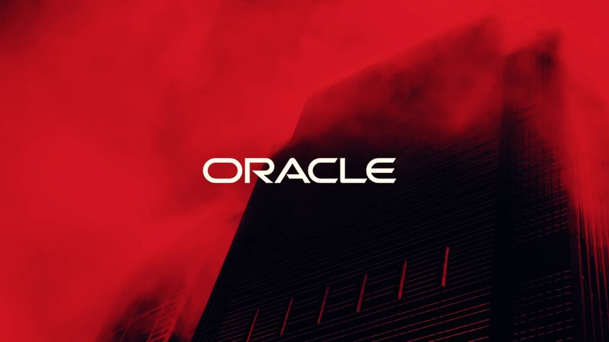 Темное здание и логотип Oracle
