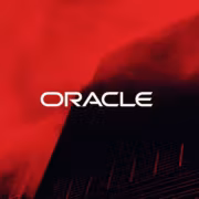Темное здание и логотип Oracle