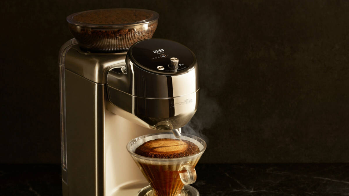 Кофемашина Breville Spiral Luxe сама мелет зёрна и заваривает кофе за $600 5 Кофемашина Breville Spiral Luxe готовит кофе с чашкой
