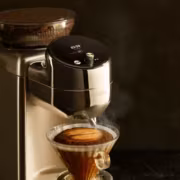 Кофемашина Breville Spiral Luxe сама мелет зёрна и заваривает кофе за $600 17 Кофемашина Breville Spiral Luxe готовит кофе с чашкой