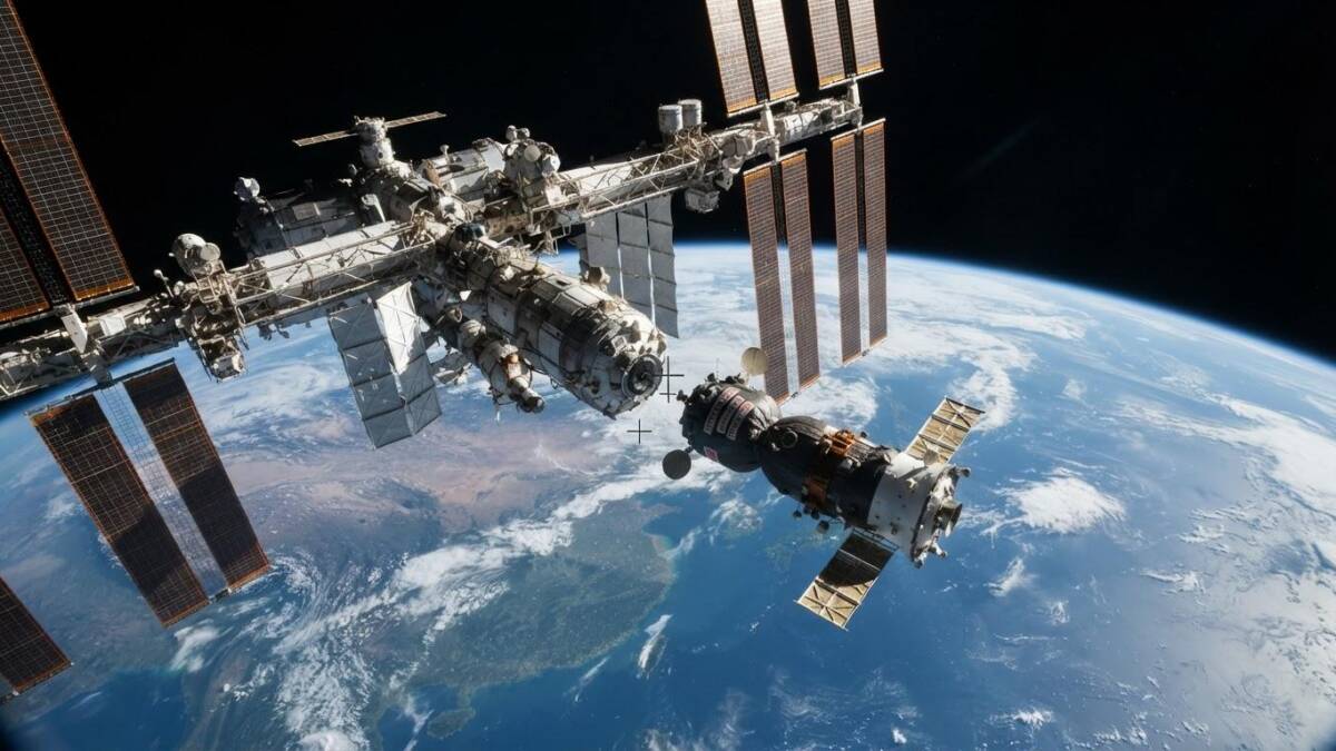 Модуль солнечных панелей и космический модуль соединены