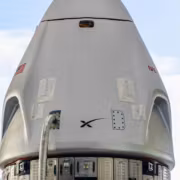 Космический корабль Crew Dragon в сборке в здании космодрома