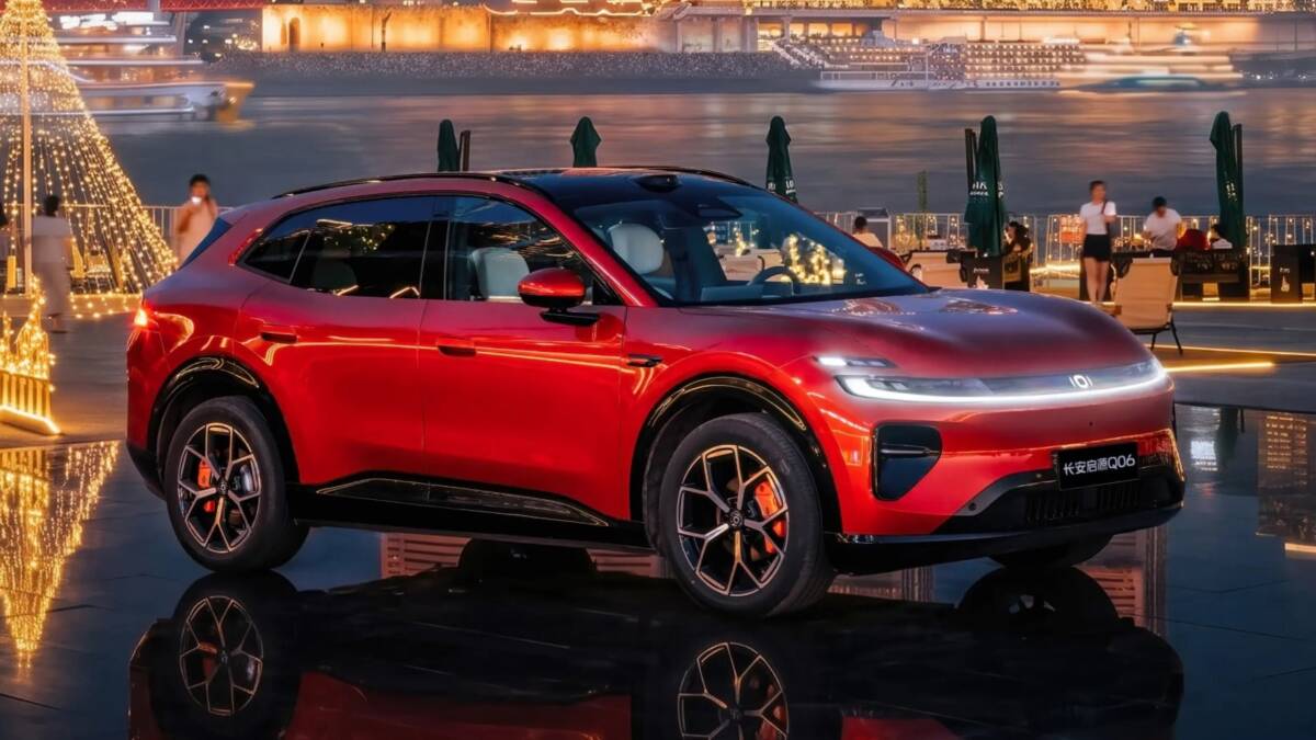 Кроссовер Changan Nevo Q06 собрал 35 тысяч заказов за сутки 3 Красный кроссовер Changan Nevo Q06 на ночной улице