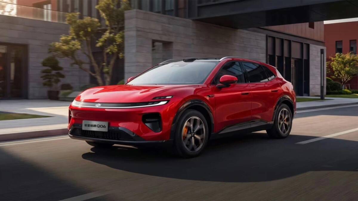Кроссовер Changan Nevo Q06 собрал 35 тысяч заказов за сутки 2 Кроссовер Changan Nevo Q06 идет по улице на солнце