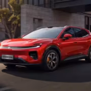 Кроссовер Changan Nevo Q06 идет по улице на солнце