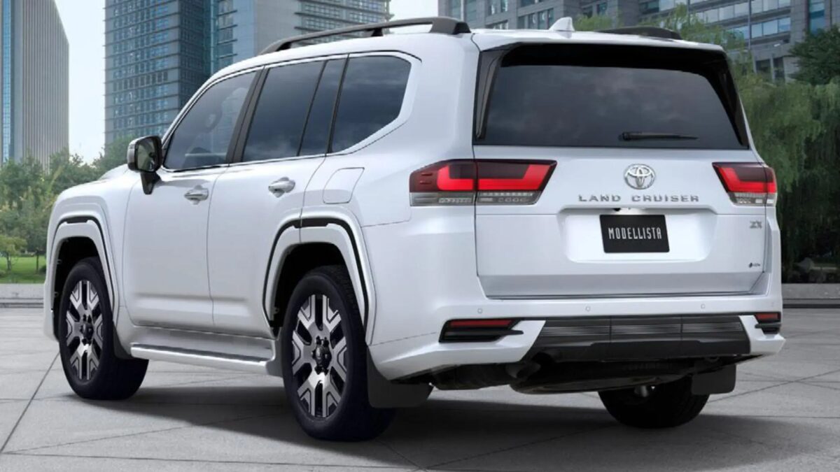 Land Cruiser 300 в Японии лишился бензинового V6 и получил гибрид на 457 л.с. 3 белый внедорожник Land Cruiser 300 виде автоцельной задней стороны