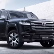 Land Cruiser 300 в Японии лишился бензинового V6 и получил гибрид на 457 л.с. 1 Черная Toyota Land Cruiser 300 экстримальный дизайн