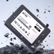Lexar представила доступный SATA SSD NF100 со скоростью до 500 МБ/с 1 Твердотельный накопитель Lexar NF100 500GB в полёте
