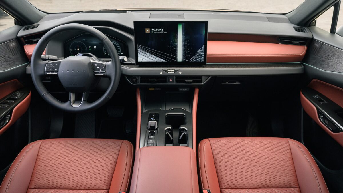 интерьер салона Lexus NX электроавтомобиль