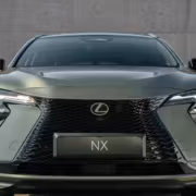 Lexus показала новый NX с запасом хода свыше 100 км на электротяге 1 Передняя часть автомобиля, решётка радиатора, фары, номерной знак