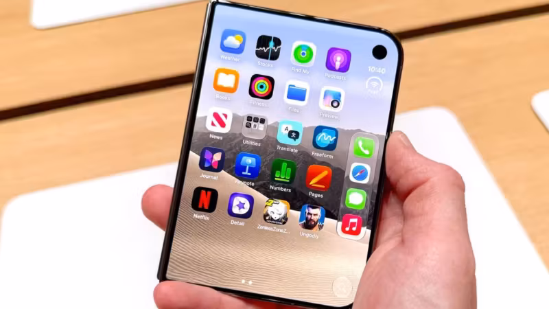 Складной iPhone Duo в руке человека дисплеи