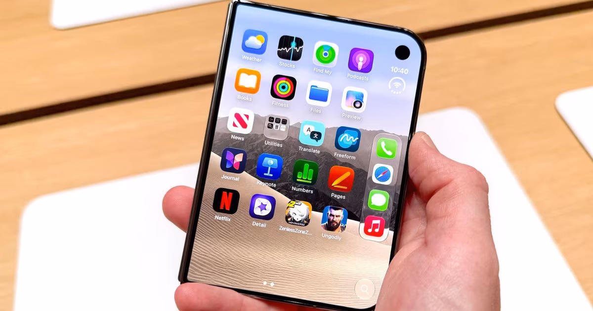 Складной iPhone Duo в руке человека дисплеи