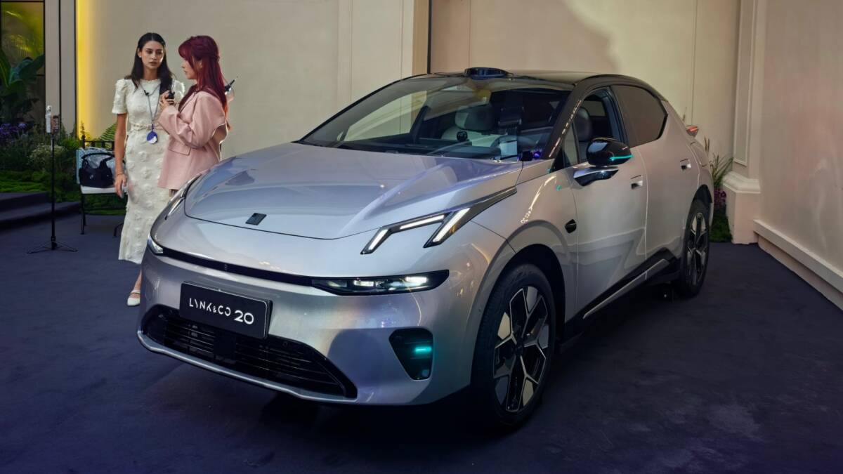 Электрический кроссовер Lynk & Co 02 на выставке