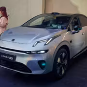 Электрический кроссовер Lynk & Co 02 на выставке