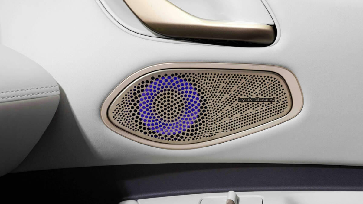 Колонка Lynk Sound встроенная в панель автомобиля