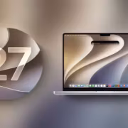 MacBook с открытым экраном на рабочем столе Siri AI