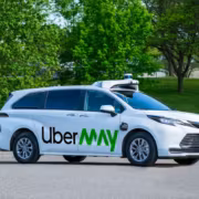 May Mobility выйдет на Nasdaq через SPAC-сделку с оценкой $1,4 млрд 1 Автомобиль UberMAY на дороге с зелёными деревьями