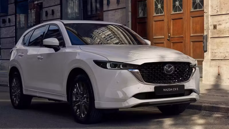 Белый Mazda CX-5 на улице города