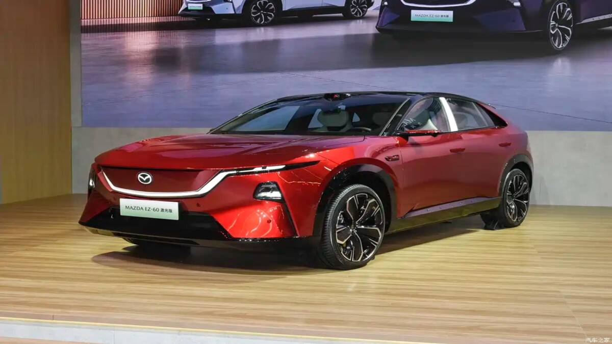 красный Mazda EZ-60 на выставке