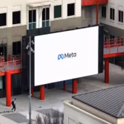 большой экран Meta на улице вид сбоку