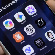 Экран смартфона с иконками AI и ChatGPT