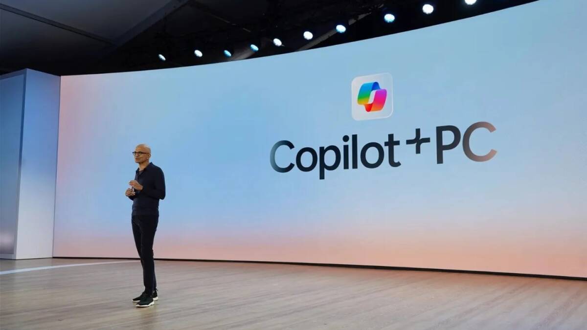 Презентация Copilot+ PC на сцене виде стенд
