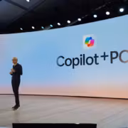 Презентация Copilot+ PC на сцене виде стенд
