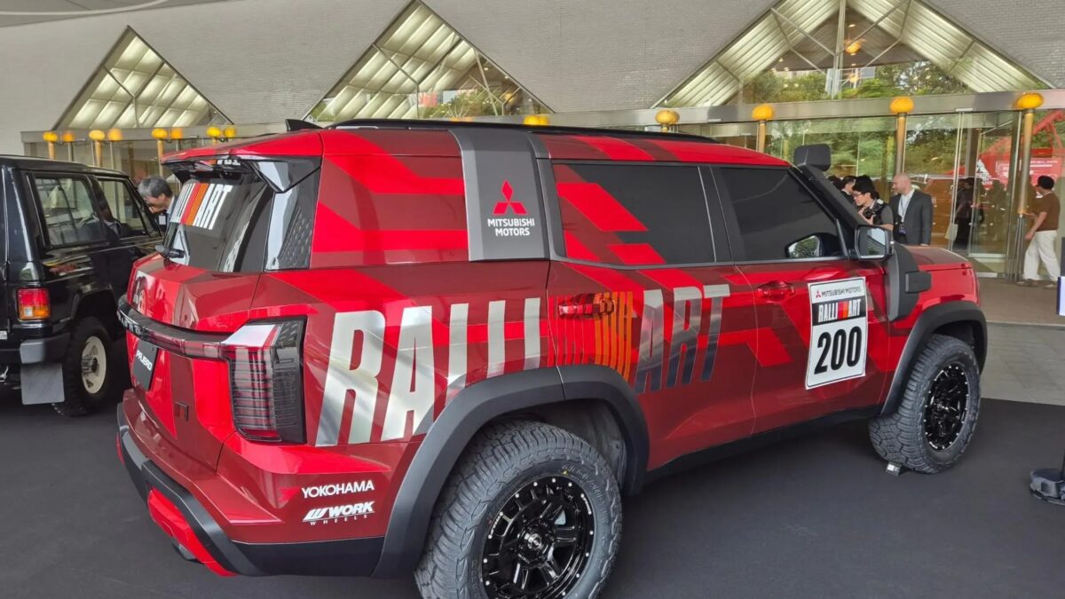 Mitsubishi не подтвердила Pajero Ralliart, но дверь для него оставила открытой 5 Красный внедорожник Mitsubishi Pajero Ralliart с черными колесами и логотипами