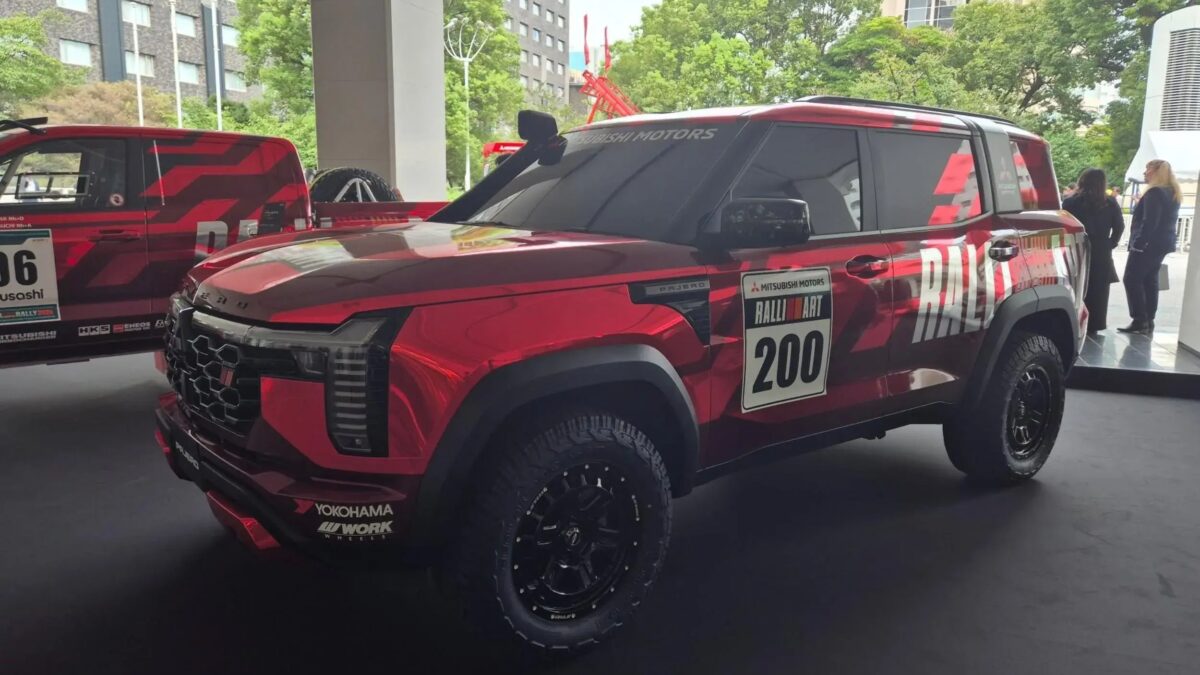 Mitsubishi не подтвердила Pajero Ralliart, но дверь для него оставила открытой 4 Автомобиль внедорожник с брендингом и логотипами
