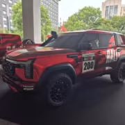Mitsubishi не подтвердила Pajero Ralliart, но дверь для него оставила открытой 1 Автомобиль внедорожник с брендингом и логотипами