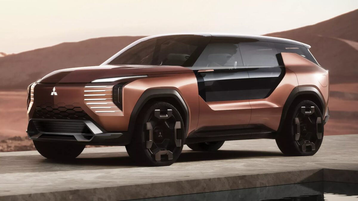 Электромобиль Mitsubishi Outlander PHEV с шинами на бездорожье