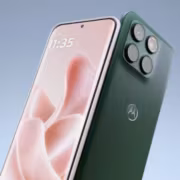Motorola Edge 70 Neo показал 723 балла в Geekbench с чипом Snapdragon 7s Gen 3 2 Планшет Motorola Edge 70 Neo показан в руке