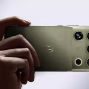 Человеческая рука держит смартфон Motorola Signature 27