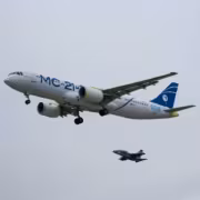 МС-21 начали готовить к экспорту после переговоров с дружественными странами 1 Полет самолёта МС-21 и истребителя Су-30М keen