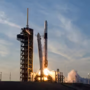 Ракета SpaceX стартует с космодрома для миссии NASA