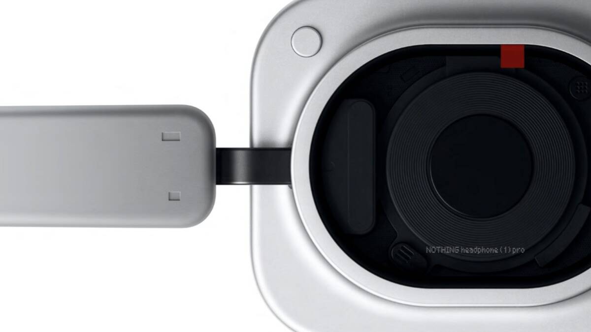Часть беспроводных наушников Nothing Headphone (1) Pro подключённая к устройству