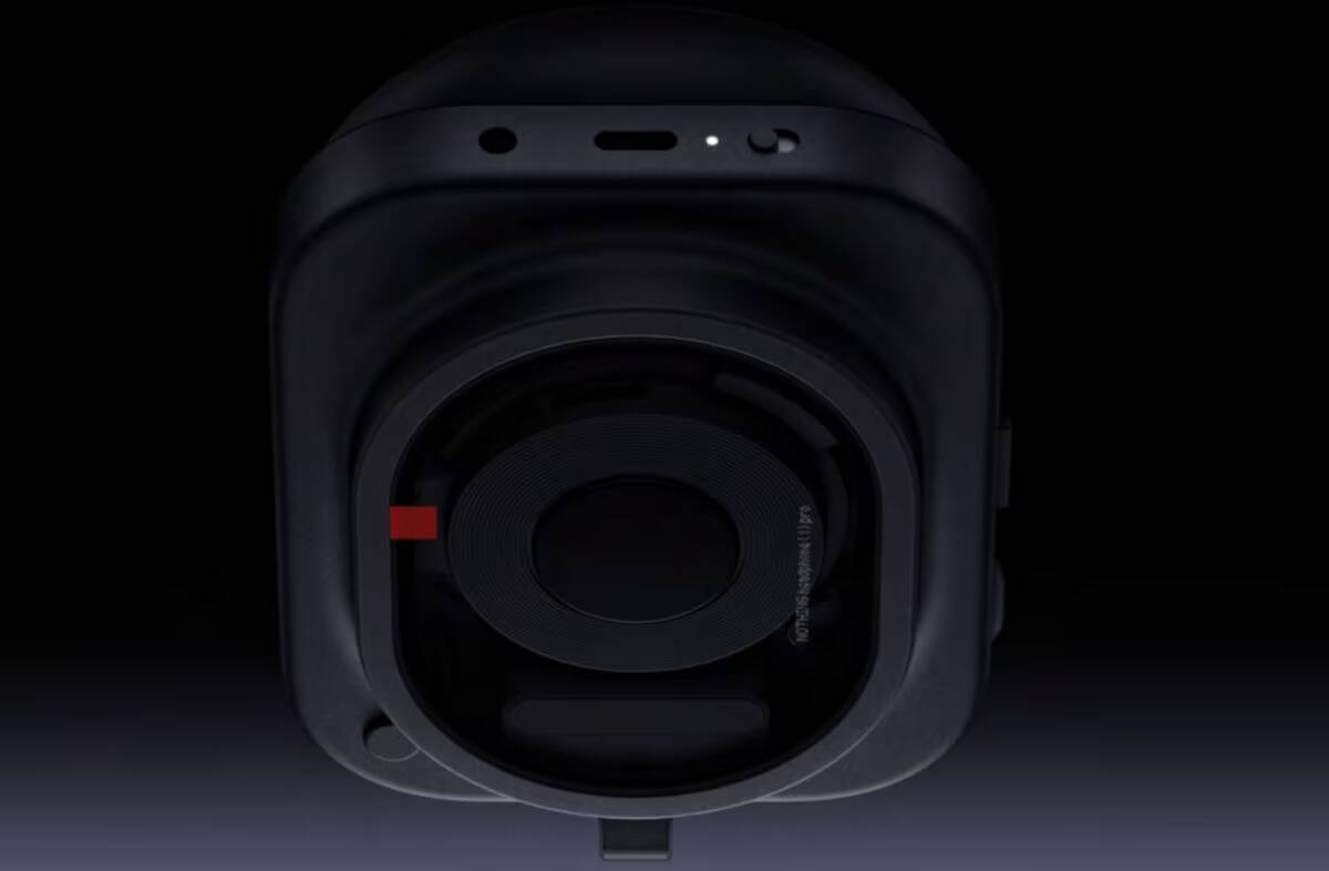 Черные наушники Nothing Headphone (1) Pro крупным планом