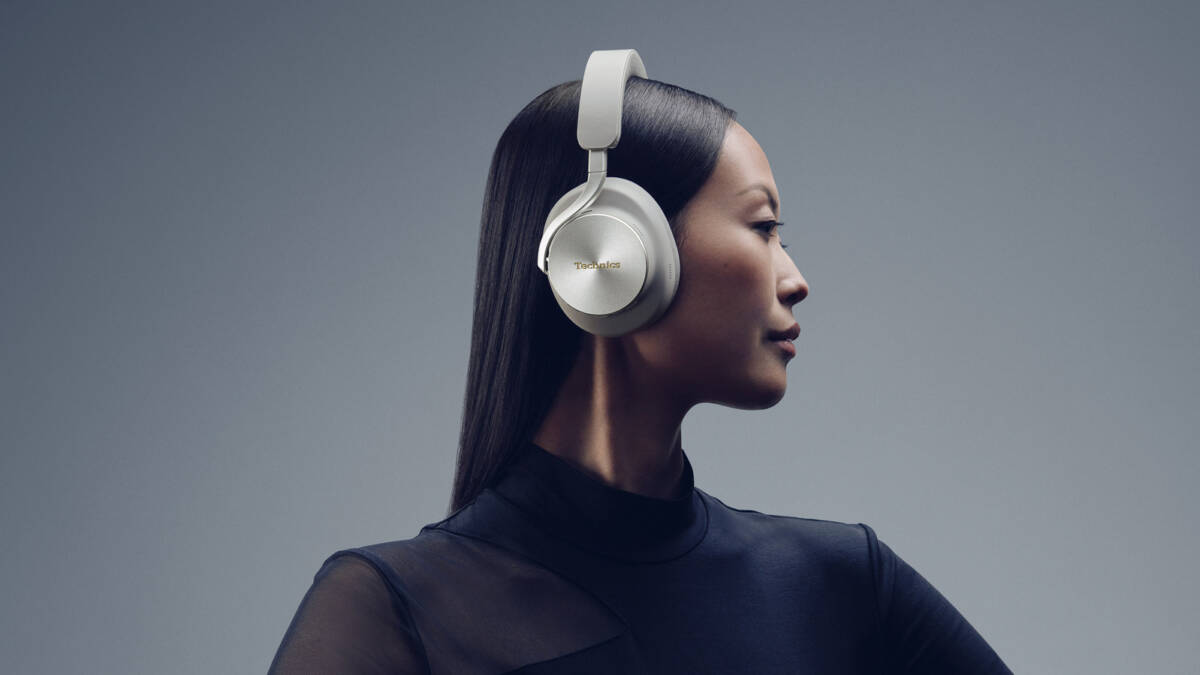 Наушники Technics EAH-A1000 получили динамики с магнитной жидкостью 1 Устройство Technics EAH-A1000 на ухе женщины