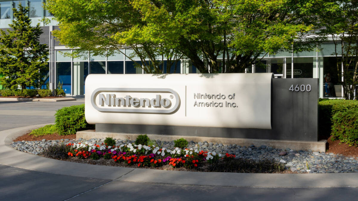 Камень с названием Nintendo на улице перед зданием