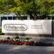 Камень с названием Nintendo на улице перед зданием