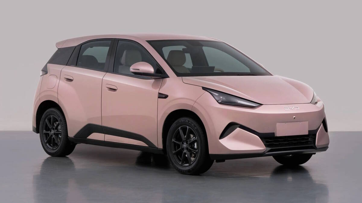 Розовый электромобиль BYD Seagull на площадке